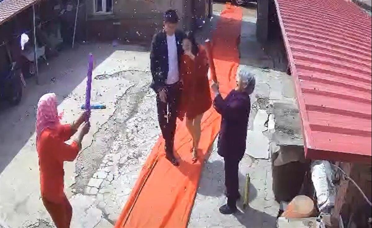 大连一婚礼仅6人参加，公公当摄像婆婆放礼花，这场婚礼有何特殊意义？