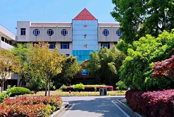 泰兴市第一高级中学可以母校回访学生吗