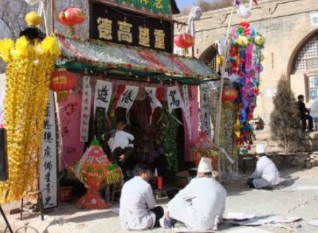 邻有丧，春不相里有殡，不巷歌，是啥意思？