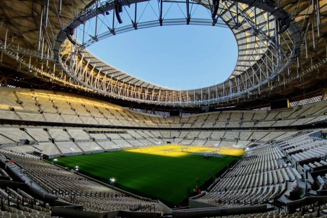 卢赛尔体育馆由哪个国家承建的