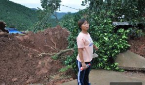 女子做了什么救下了21户村民?