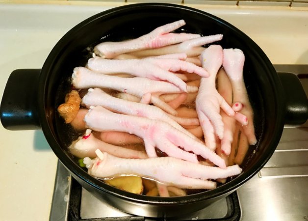 鸡爪发黑是什么原因 鸡爪发黑可以吃吗