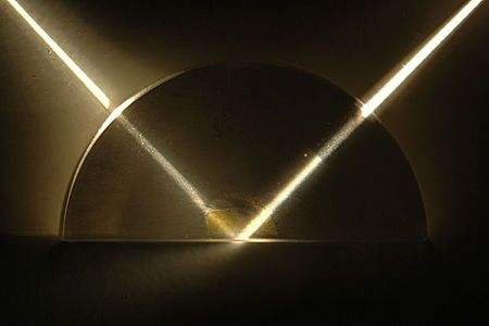 雨后晴朗的夜晚，人迎着或背着月光走时，看到地上发亮处都应是水．______