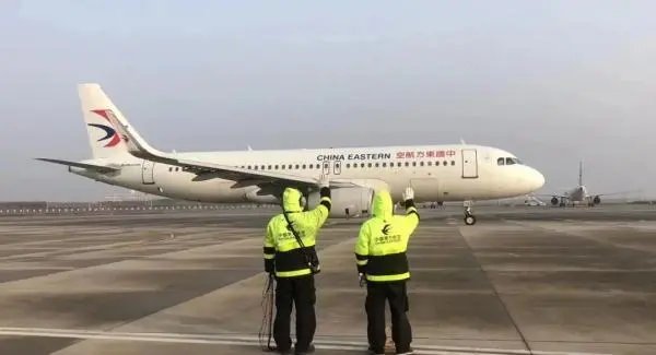 飞机拜拜员实际叫机务，他们的工作职责是什么？