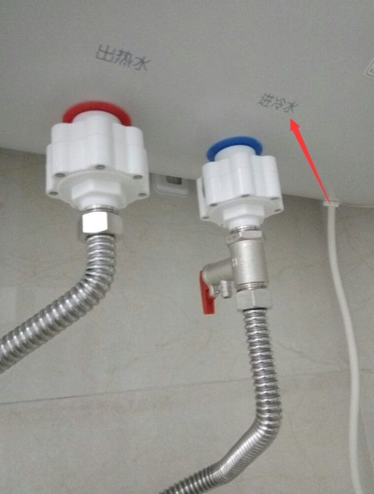 电热水器进水阀在哪里？