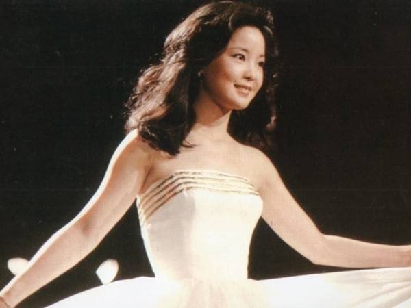 《在水一方》歌词