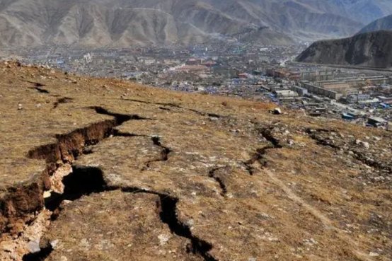 山崩地裂造句子短一点