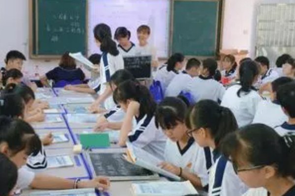 危机四伏什么意思