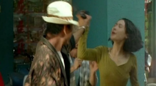 是一部港台老片，女主女扮男装去妓院,然后被一个醉汉识破被打晕强奸的电影，事后才报警？