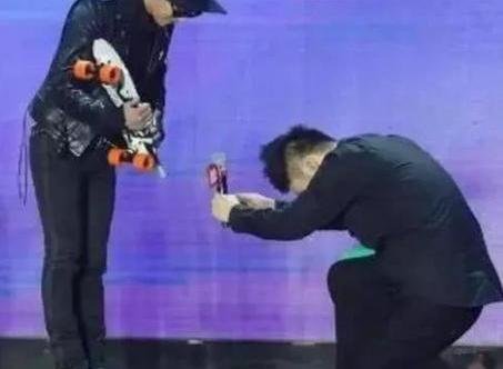 当众出丑的四位明星,第二位差点走光,最后一位失禁尿裤子,你知道是谁吗?