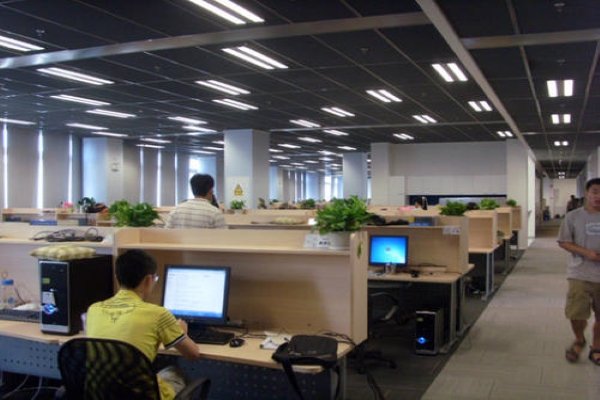 佛山群创光电公司好不？上班站着还是坐着？伙食差不差？工资怎么样？ 一天上多少个小时班？ 求答案