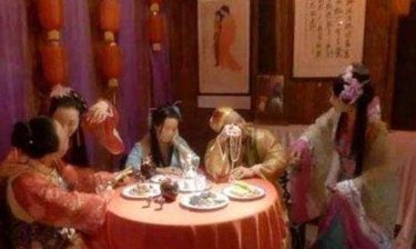 古代大户夫妻晚上睡觉，为何会让丫鬟守在一旁呢？