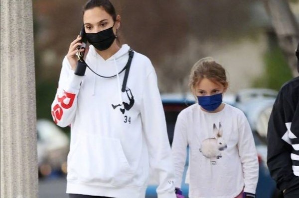 盖尔·加朵在某社交平台分享全家福，宣布自己怀第三胎！你看好她的婚姻吗？