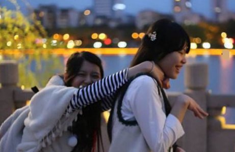 华灯初上，夜未央，出自哪里？