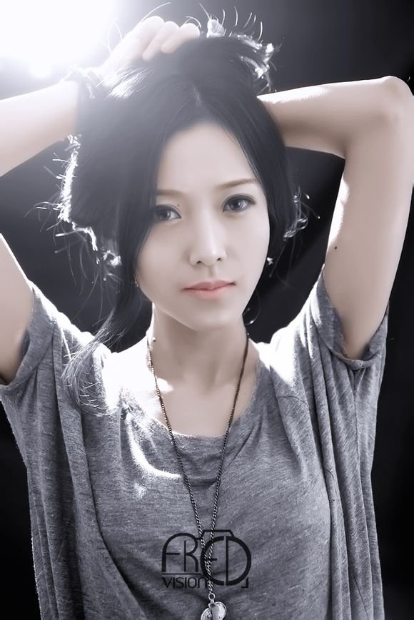 找此图片里女生的资料