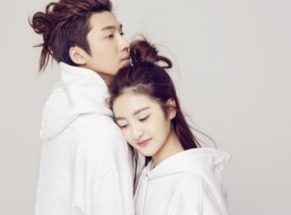 昔日21岁歌手爱上8岁小女孩，父母反对外界质疑，现如今怎样了？