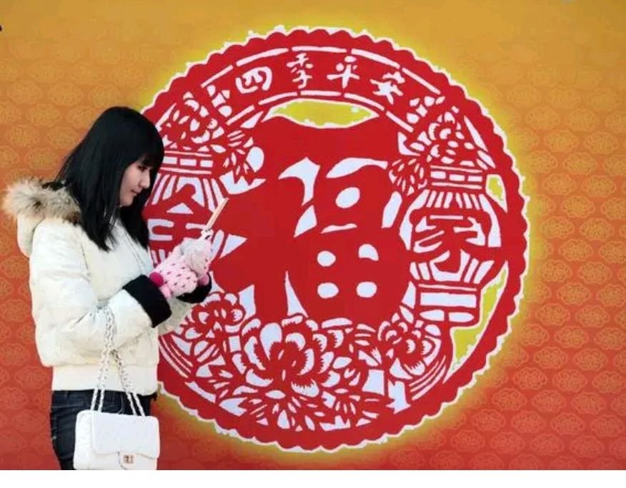 嫁出去的小姑子长期住在娘家，作为嫂子，我该如何处理这件事情呢？