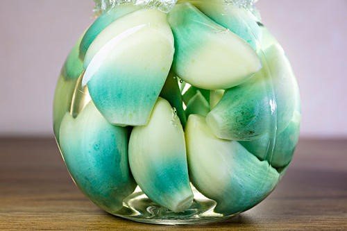 有些小事我们会用“鸡毛蒜皮”形容,“鸡毛”和“蒜皮”有什么联系?