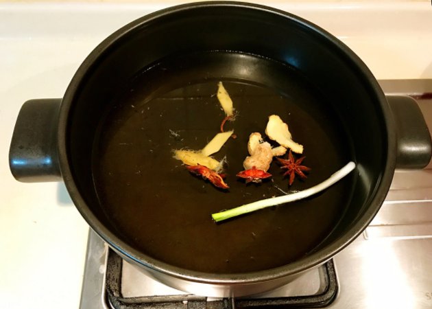 鸡爪发黑是什么原因 鸡爪发黑可以吃吗