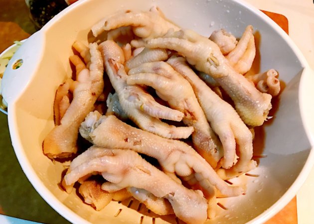 鸡爪发黑是什么原因 鸡爪发黑可以吃吗