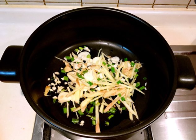 鸡爪发黑是什么原因 鸡爪发黑可以吃吗