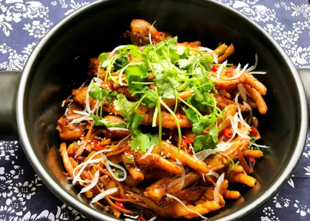 鸡爪发黑是什么原因 鸡爪发黑可以吃吗