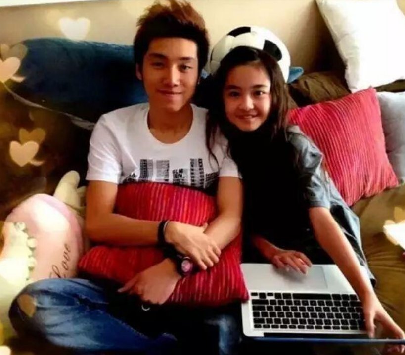 昔日21岁歌手爱上8岁小女孩，父母反对外界质疑，现如今怎样了？