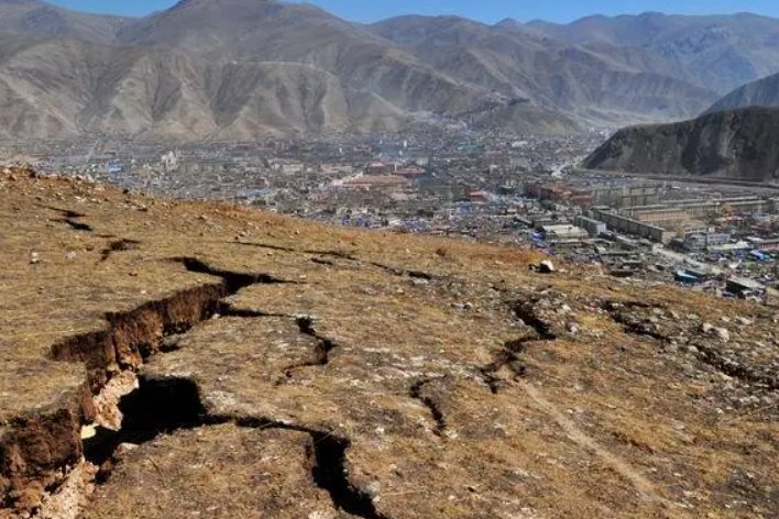 山崩地裂造句子短一点
