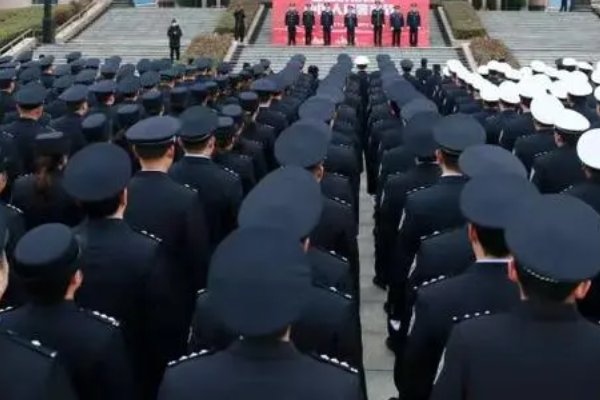 县级以上地方公安机关督察长由行政首长兼任的意义在于