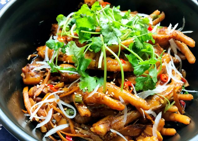 鸡爪发黑是什么原因 鸡爪发黑可以吃吗