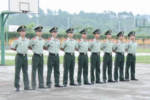 立正稍息口令是什么？