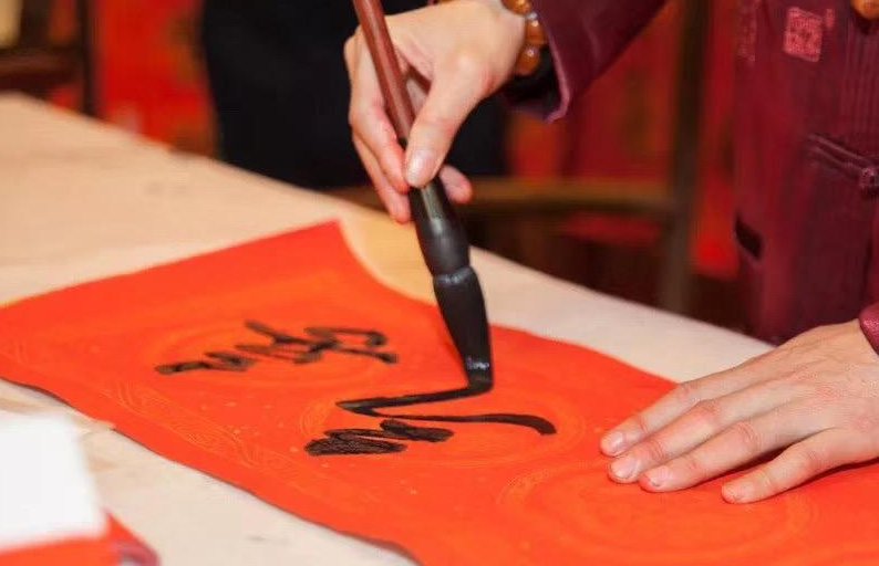 此女只应天上有，人间哪得几回闻。请对下联