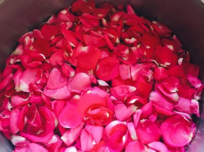 酿制葡萄酒的时候里面能加玫瑰花吗？