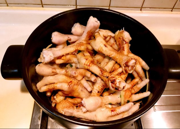 鸡爪发黑是什么原因 鸡爪发黑可以吃吗