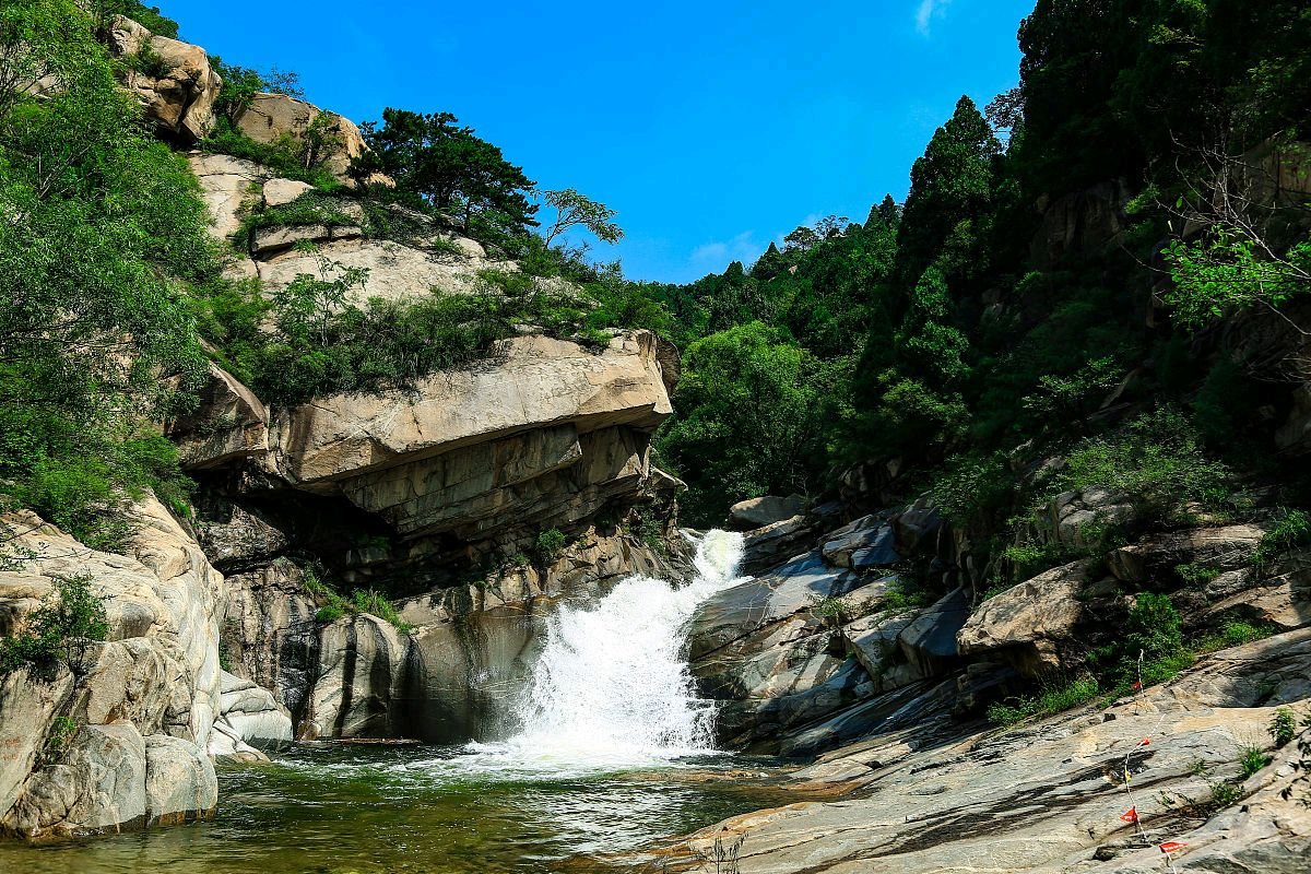 水流奔腾不息，永不停止的四字词语？