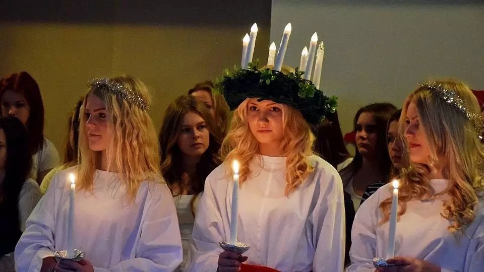 在瑞典，每年冬至前后一过中午12点就进入了黑夜。那么你知道天空开始发亮是几点吗？