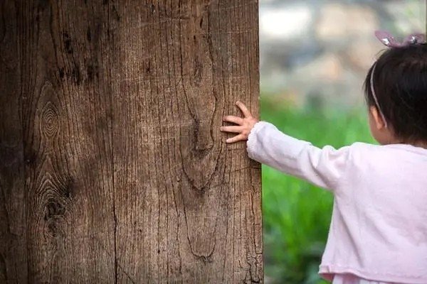 偷偷是什么意思