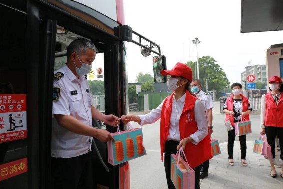 迎来送往什么意思