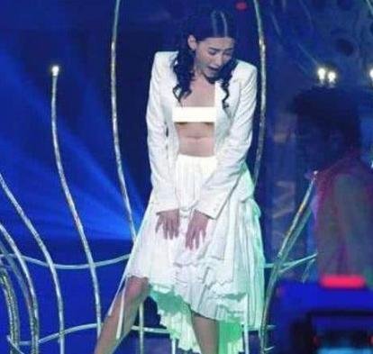 当众出丑的四位明星,第二位差点走光,最后一位失禁尿裤子,你知道是谁吗?