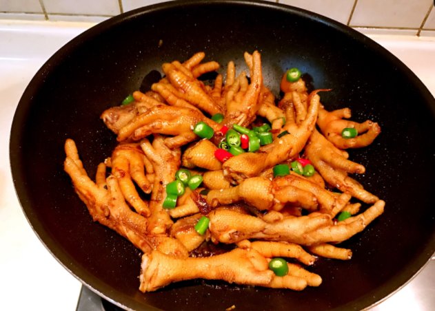 鸡爪发黑是什么原因 鸡爪发黑可以吃吗