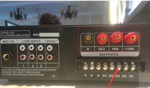 如何将电脑上的音响接入功放？