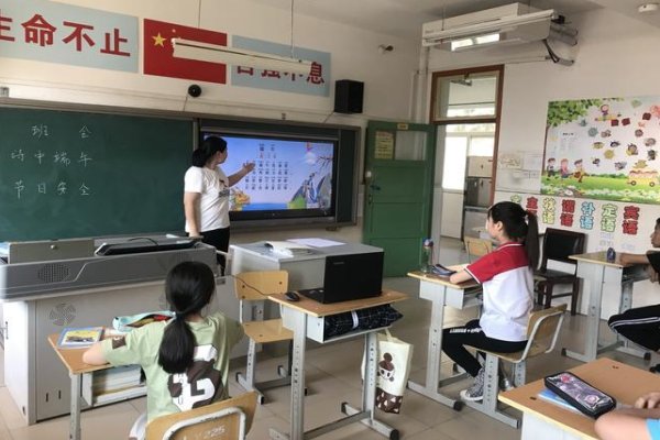 庭前八月梨枣熟然后一句是什么