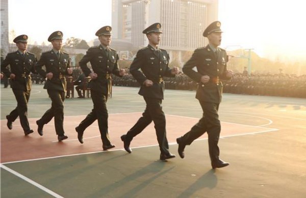 立正稍息口令是什么？