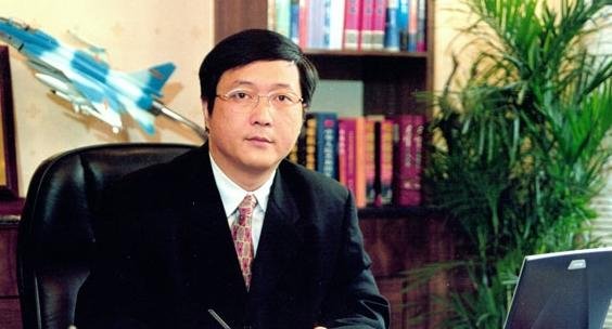 杨伟变身的内容简介