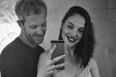 盖尔·加朵在某社交平台分享全家福，宣布自己怀第三胎！你看好她的婚姻吗？