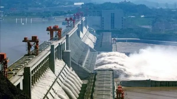 中国长江三峡集团搬迁至武汉，给当地的经济带来什么影响？