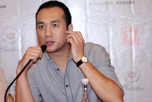 黄觉只是改个微博认证,为何还能占据微博一条热搜?