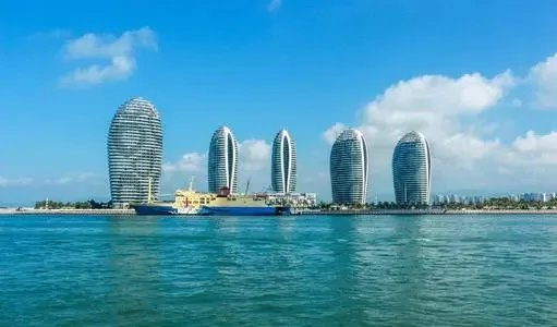 据报道，海南离岛免税一年销售468亿，其中哪些商品的销售非常火爆？