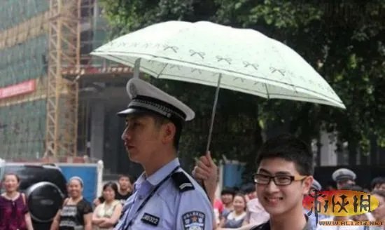 交警太帅惨遭考生围观 宜宾最帅交警意外走红