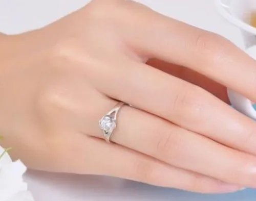 右手无名指戴戒指代表什么 左手小拇指戴戒指代表什么意思